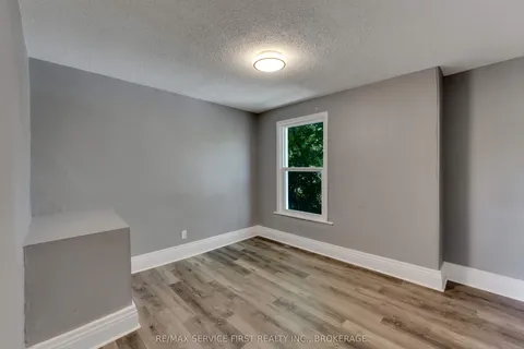 211 RAGLAN Road, Kingston, ON K7K 1L5
