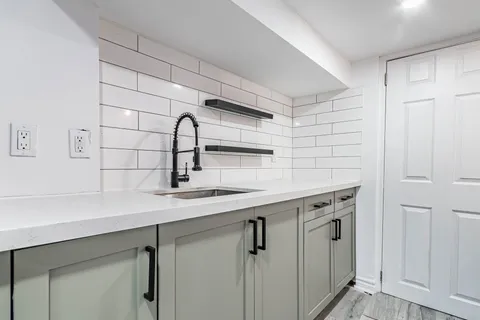 39 Madison Avenue, Hamilton, ON L8L 5Y5