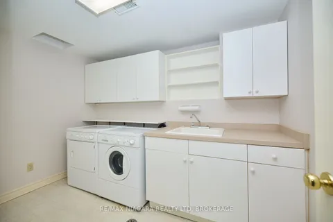 6869 Imperial Court, Niagara Falls, ON L2G 7W9