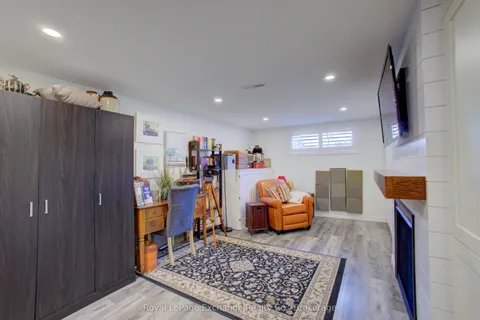 9 Orchard Avenue, Hamilton, ON L9H 4A1