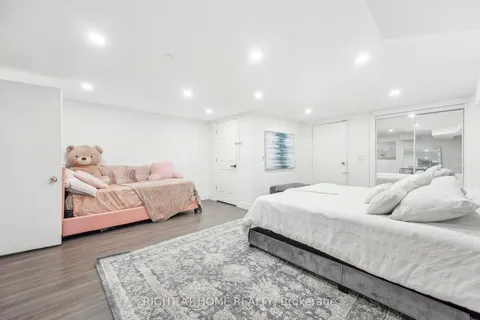 640 Tate Avenue, Hamilton, ON L8H 6E3