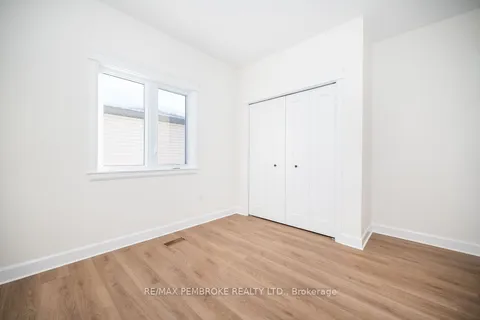 52 Wilson Avenue, Petawawa, ON K8H 2Y3