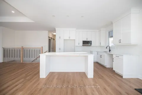 52 Wilson Avenue, Petawawa, ON K8H 2Y3