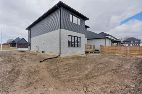 9 BRISCOE Crescent, Strathroy-Caradoc, ON N7G 4E1