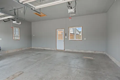 8 Lakelawn Road, Grimsby, ON L3M 0G1
