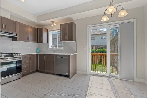 8 Lakelawn Road, Grimsby, ON L3M 0G1