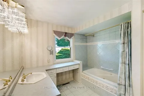 4446 Lakeside Drive, Lincoln, ON L3J 0X7