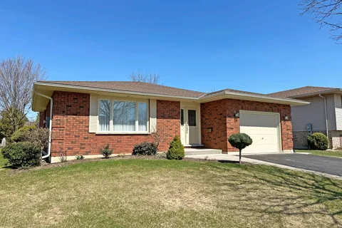 218 4th Street Crescent, Hanover, ON N4N 3S2