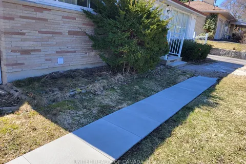 940 Oxford Street, London North, ON N6H 1V3