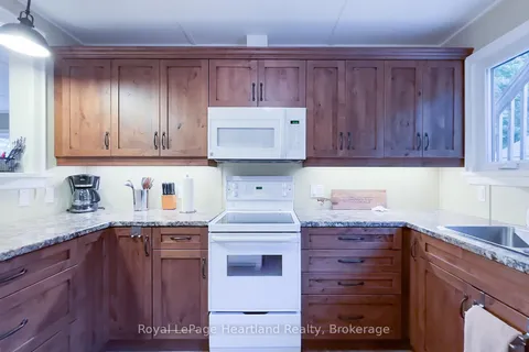 8 Cedar Drive, Bluewater, ON N0M 1G0