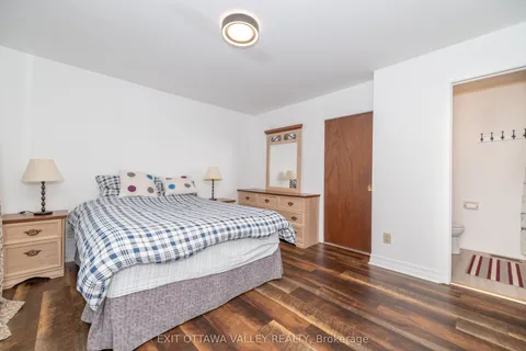136 Frontenac Crescent, Deep River, ON K0J 1P0