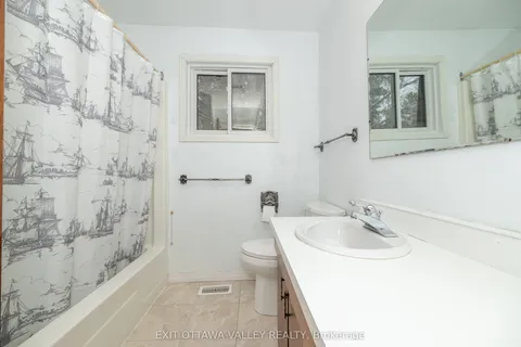 136 Frontenac Crescent, Deep River, ON K0J 1P0