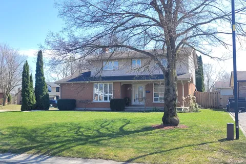 208 Lamore Crescent, Strathroy-Caradoc, ON N7G 2C1