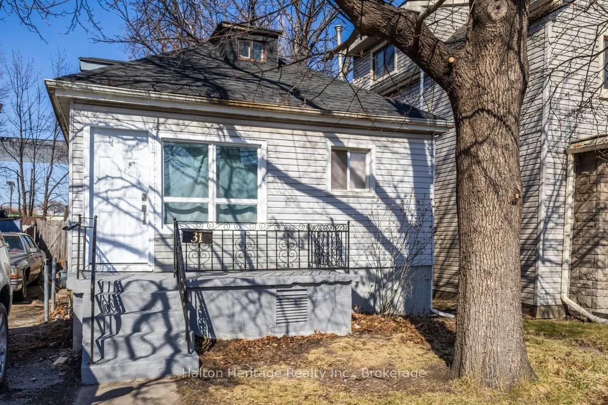 31 Biggar Avenue, Hamilton, ON L8L 3Z3