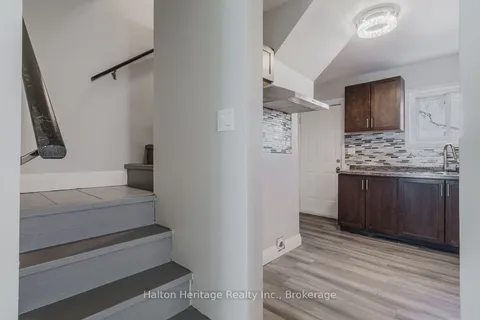 31 Biggar Avenue, Hamilton, ON L8L 3Z3