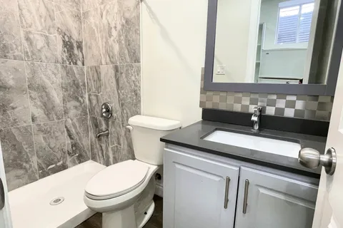 5866 Valley Way, Niagara Falls, ON L2E 1Y1