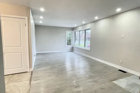 5866 Valley Way, Niagara Falls, ON L2E 1Y1