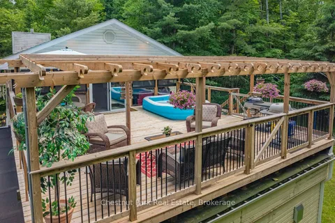 256 WOODLAND Drive, Huntsville, ON P1H 1A6