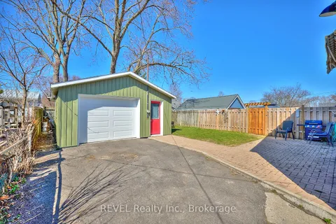12 Exeter Avenue, Welland, ON L3B 4Y1