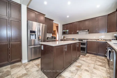 40 Bedard Boulevard, Petawawa, ON K8H 3N9