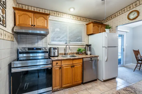 23 Coral Drive, Hamilton, ON L8V 2N4