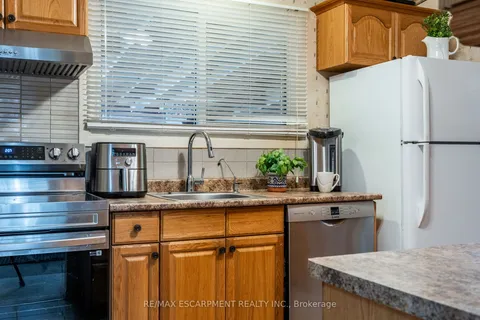 23 Coral Drive, Hamilton, ON L8V 2N4