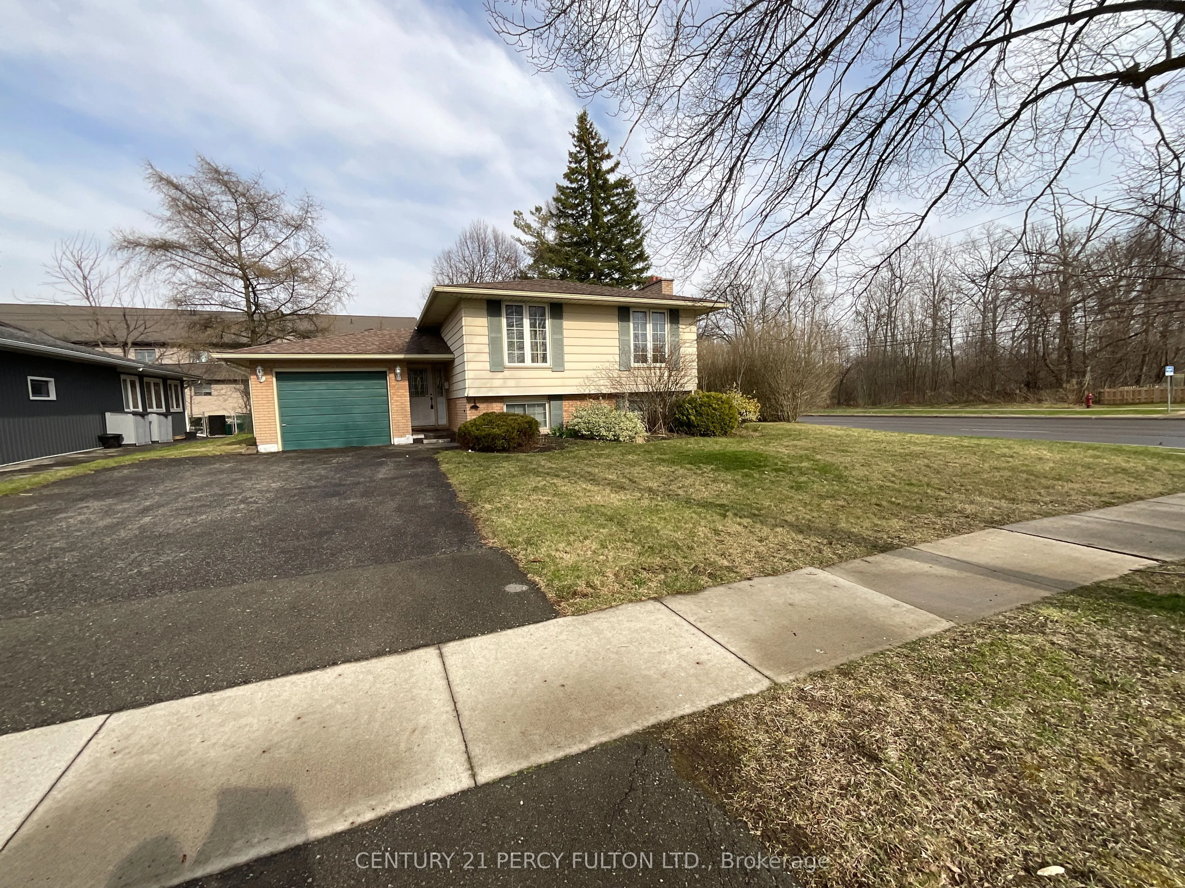 2 Trelawn Parkway, Welland, ON L3C 1W3