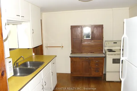 6493 West Parkway Drive, Lambton Shores, ON N0N 1J2