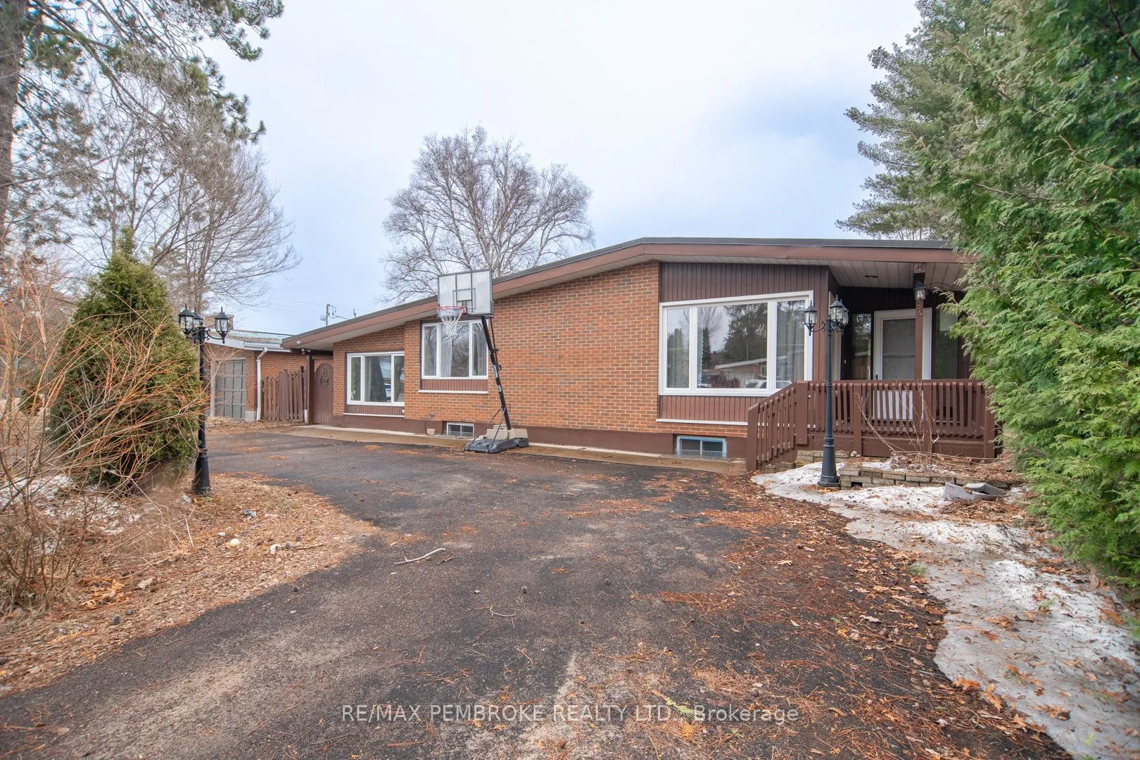 84 Frontenac Crescent, Deep River, ON K0J 1P0