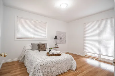 84 Frontenac Crescent, Deep River, ON K0J 1P0