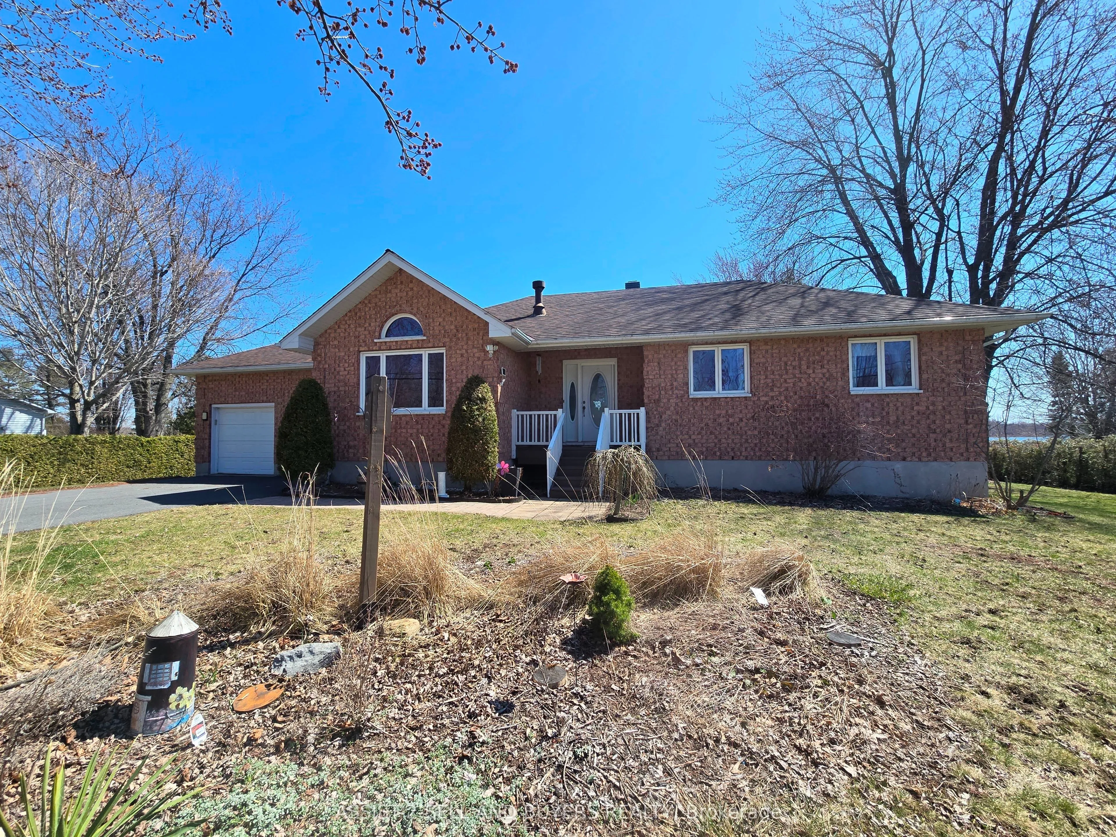 15206 Colonial Drive, South Stormont, ON K0C 1M0
