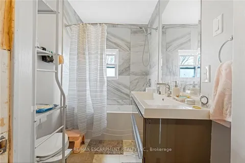 26 Madison Avenue, Hamilton, ON L8L 5Y3