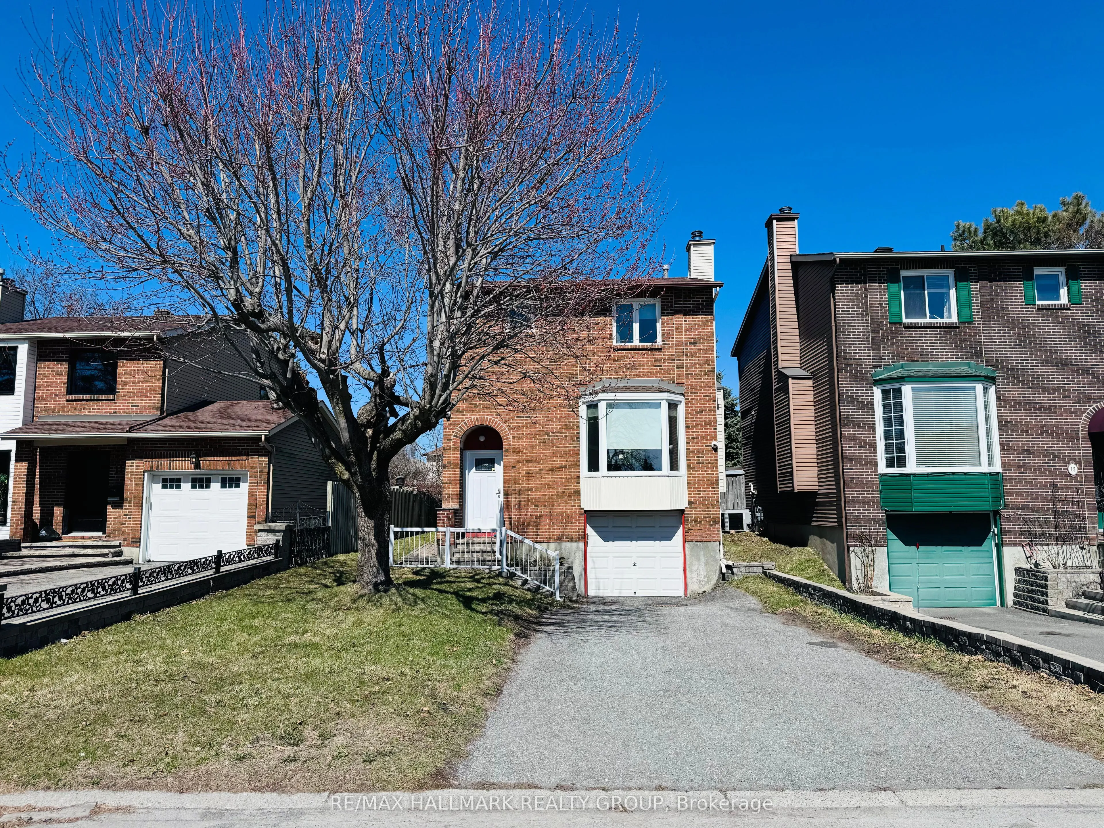 13 Coolspring Crescent, Cityview - Parkwoods Hills - Rideau Shore, ON K2E 7M7