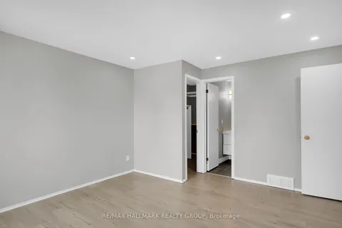 13 Coolspring Crescent, Cityview - Parkwoods Hills - Rideau Shore, ON K2E 7M7