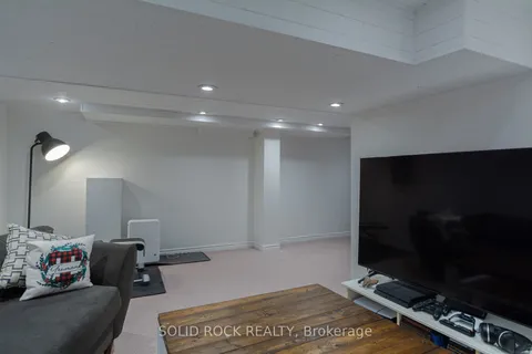 16 Shouldice Crescent, Kanata, ON K2L 1M9