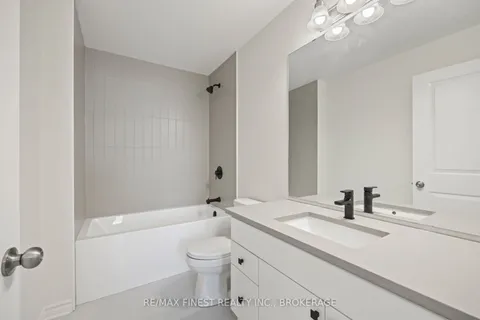 215 HERITAGE PARK Drive, Greater Napanee, ON K7R 3Y1