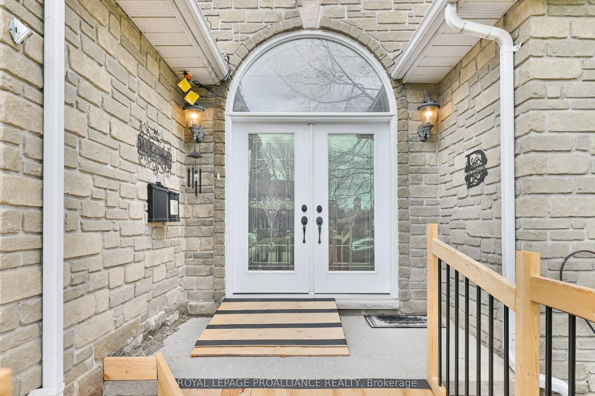 39 Grosvenor Drive, Belleville, ON K8P 5K3