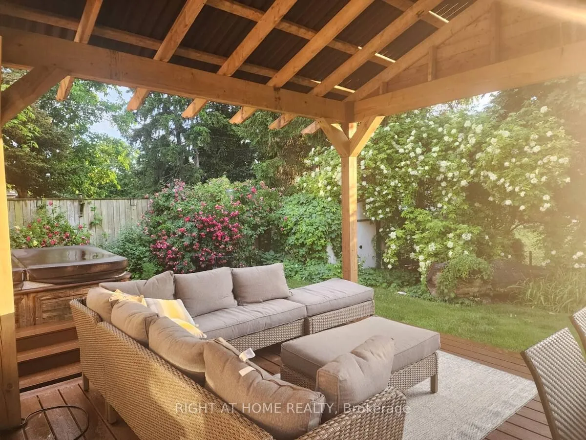 3 Governor Simcoe Drive, St. Catharines, ON L2N 3J1