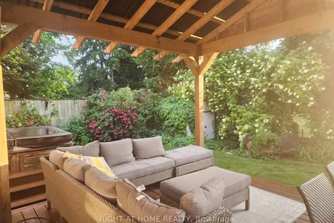 3 Governor Simcoe Drive, St. Catharines, ON L2N 3J1