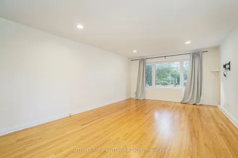 1071 Aldea Avenue, Billings Bridge - Riverside Park and Area, ON K1H 8B8