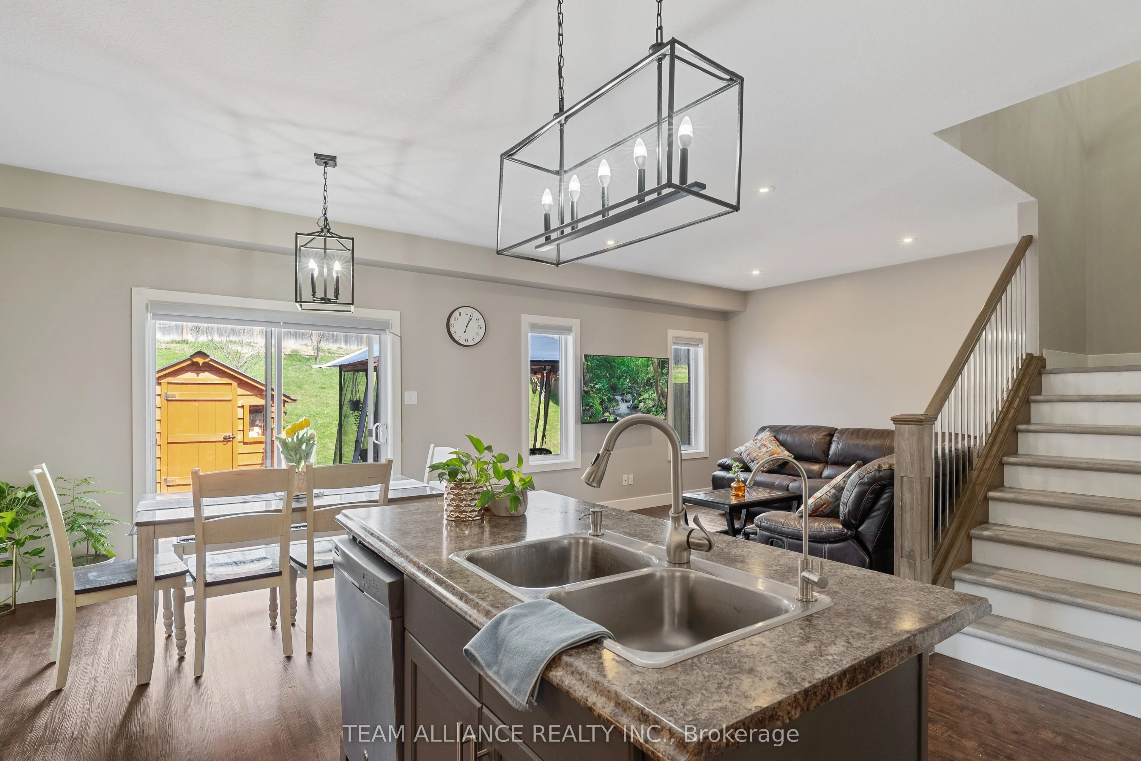 25 Queensway Drive, Strathroy-Caradoc, ON N7G 4M2