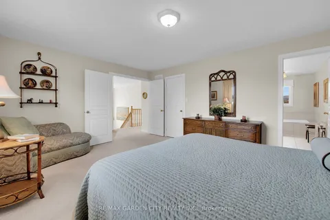 24 Jeanette Avenue, Grimsby, ON L3M 5P2