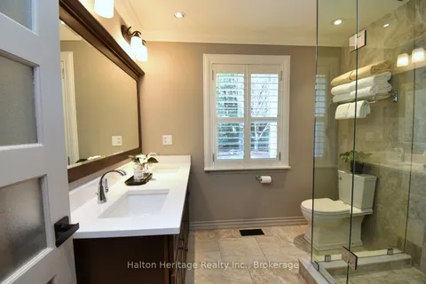 66 Garden Avenue, Hamilton, ON L9G 2J5