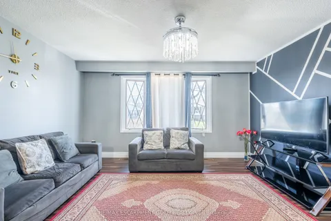 8 Canterbury Drive, St. Catharines, ON L2P 3M7