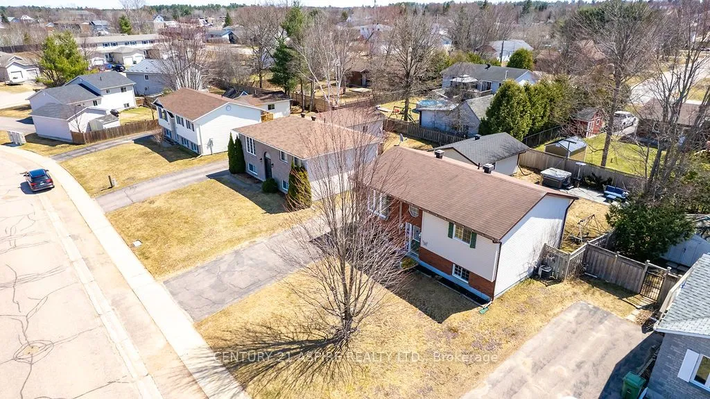 7 Daniel Avenue, Petawawa, ON K8H 3P5