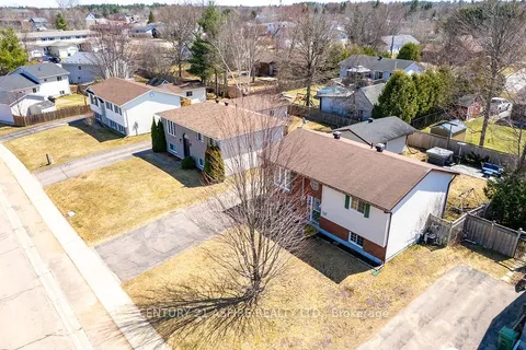7 Daniel Avenue, Petawawa, ON K8H 3P5
