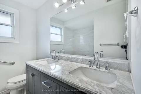 4983 University Avenue, Niagara Falls, ON L2E 7B9