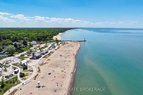14 Warwick Avenue, Lambton Shores, ON N0M 1T0