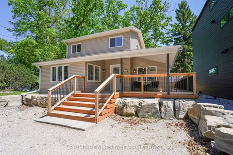 14 Warwick Avenue, Lambton Shores, ON N0M 1T0