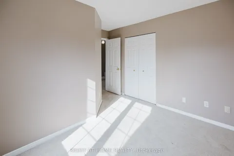 17 Windeyer Crescent, Kanata, ON K2K 2P6
